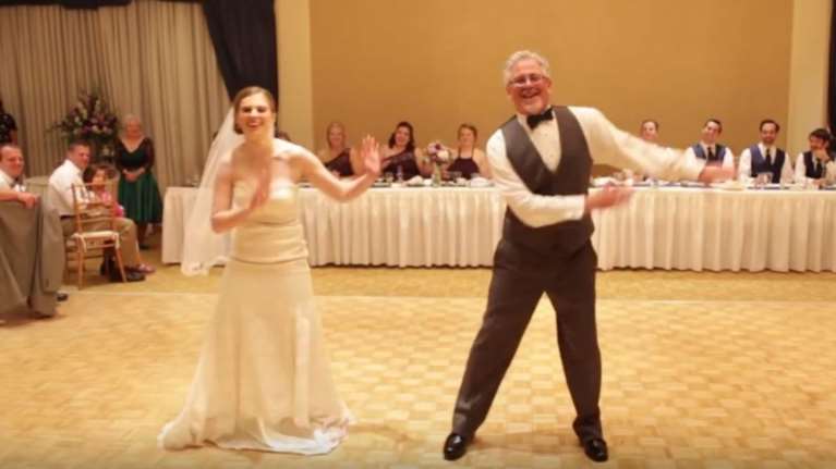 O απίστευτος γαμήλιος χορός μπαμπά - κόρης που έγινε viral [Βίντεο]