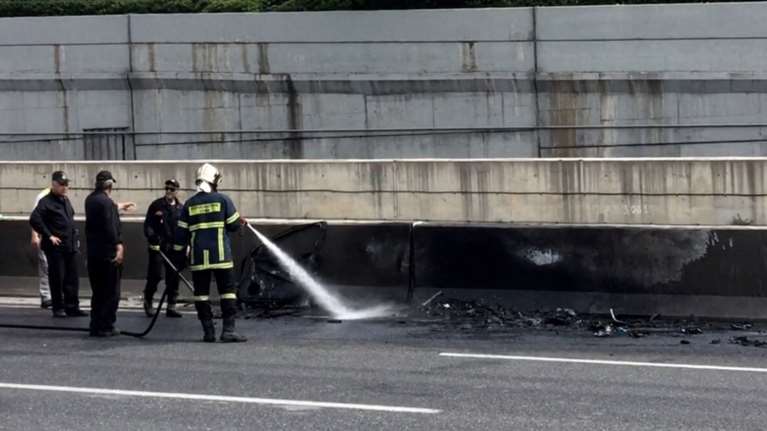 Αυτοκίνητο με υγραέριο πήρε φωτιά στην Αττική Οδό
