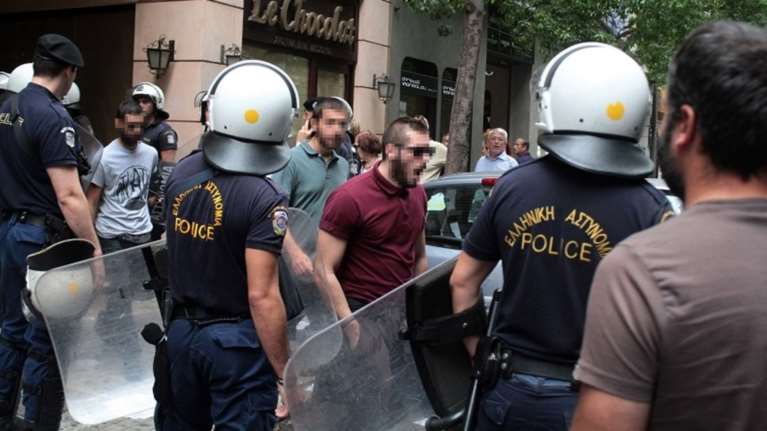 Ο Ρουβίκωνας έξω από το σπίτι του Σταύρου Κοντονή