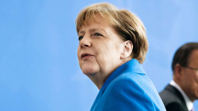 Μέρκελ: Συζητάμε μεν δεν παρεμβαίνουμε στο ελληνικό πακέτο δε