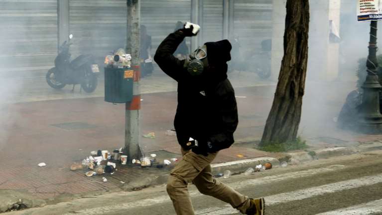 Τρεις επιθέσεις κουκουλοφόρων στην Αθήνα μέσα σε λίγες ώρες