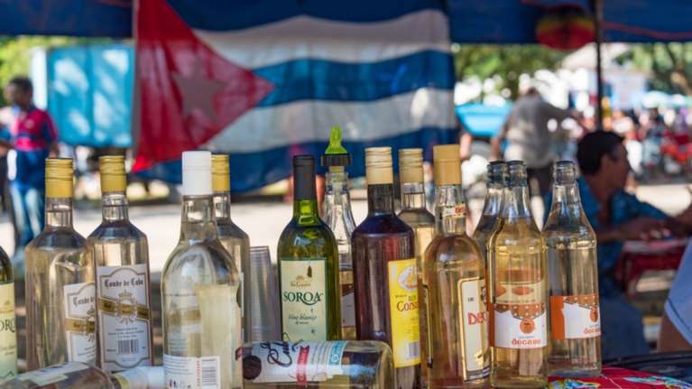 Η Κούβα θέλει να αποπληρώσει χρέος με... ρούμι και φάρμακα