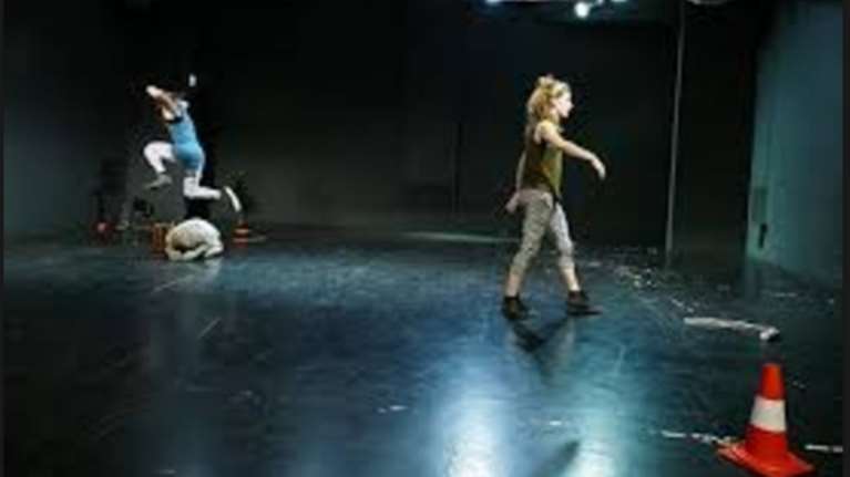 Χορογραφίες στους δρόμους της Αθήνας, Σάββατο απόγευμα