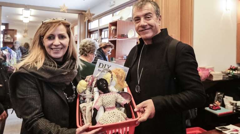 Ο Σταύρος Θεοδωράκης στο χριστουγεννιάτικο παζάρι του Χατζηκυριακείου