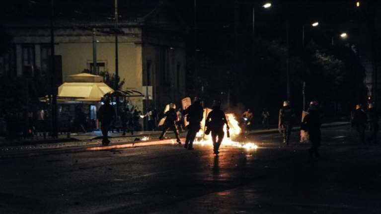 Άγνωστοι πυρπόλησαν περίπτερο στο κέντρο της Αθήνας-Δίπλα στο Πολυτεχνείο