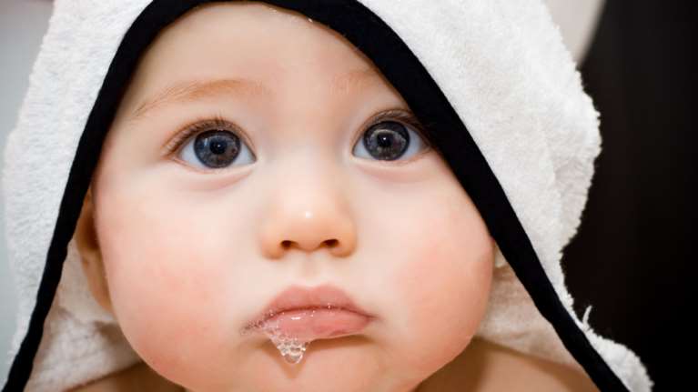 Το σάλιο ελέγχει τον πόνο καλύτερα από τη μορφίνη: τι δείχνει έρευνα