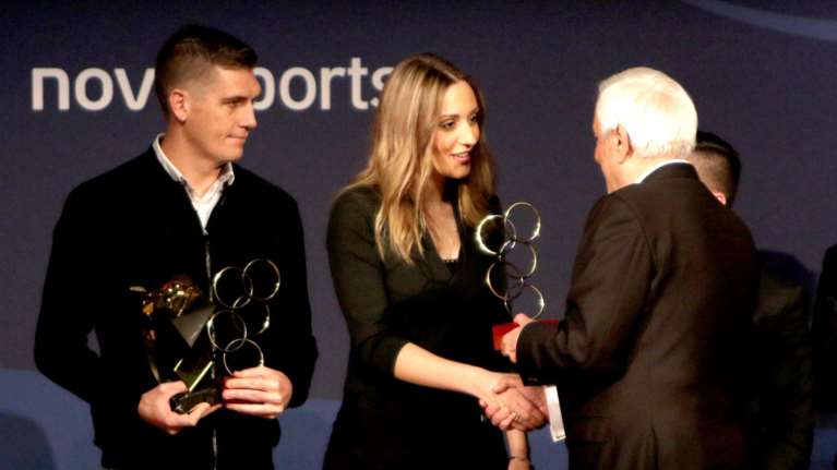 Κούκλα στη βράβευσή της ως αθλήτρια της χρονιάς η Α.Κορακάκη