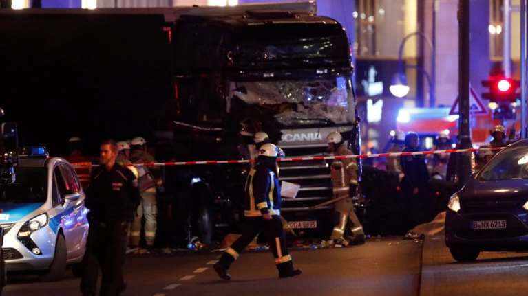Πολύνεκρη επίθεση με νταλίκα σε κατάμεστη αγορά στο Βερολίνο