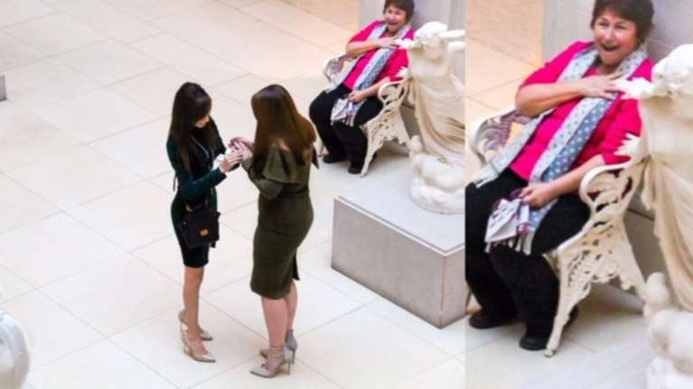 Η επική αντίδραση μιας άγνωστης σε μια... διαφορετική πρόταση γάμου