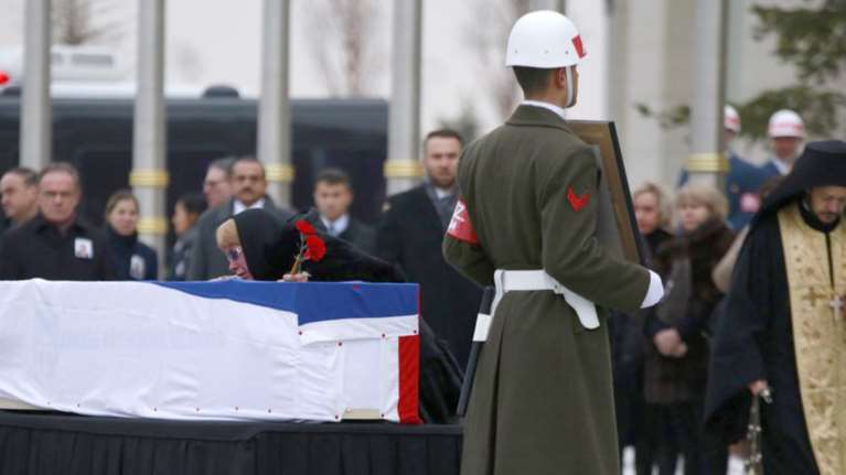 Τούρκοι στρατιώτες τιμητική φρουρά στη σορό του ρώσου πρέσβη