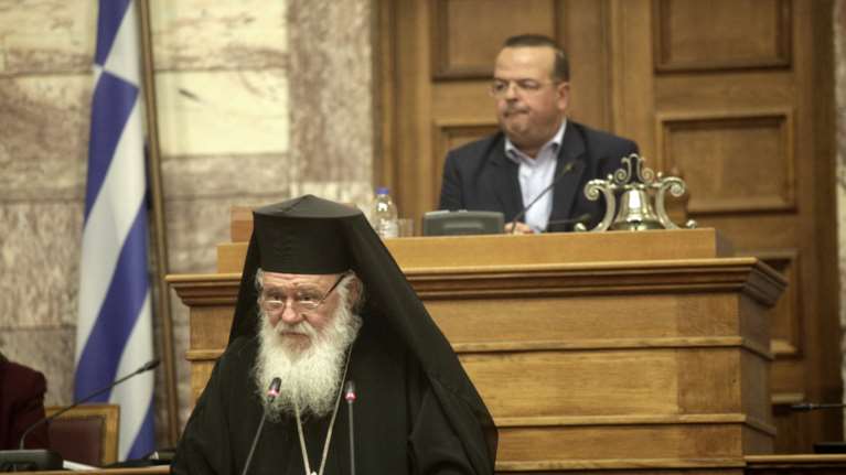 Στη Βουλή με τις...ευλογίες της κυβέρνησης ο αρχιεπίσκοπος!