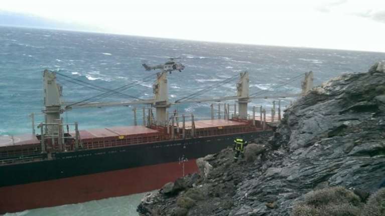 Μπήκαν νερά σε οχηματαγωγό μετά την πρόσκρουση του σε ξέρα