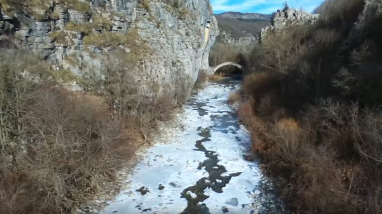 Εντυπωσιακό βίντεο από τον παγωμένο παραπόταμο του Βίκου