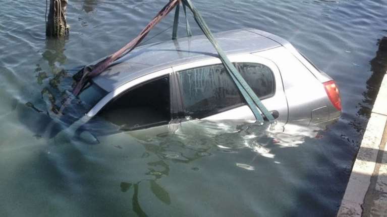 Επεσε αυτοκίνητο με γυναίκα οδηγό στο λιμάνι της Ραφήνας