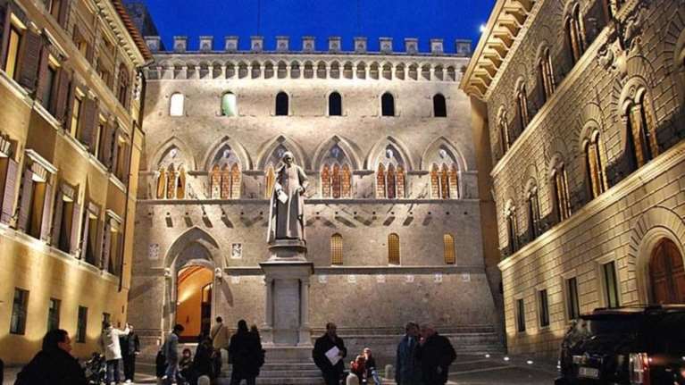 Ιταλία: Aυξάνουν το χρέος για να σώσουν τις τράπεζες