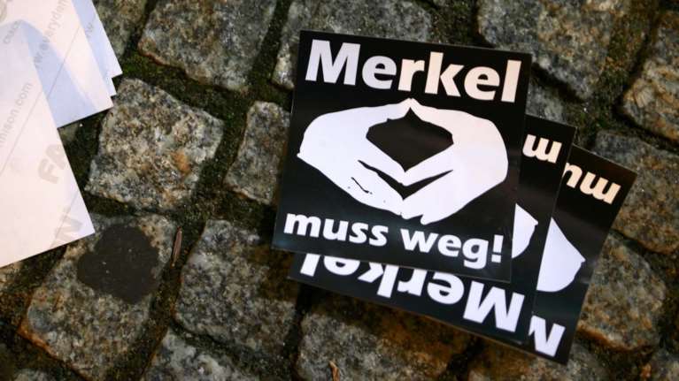 Ακροδεξιοί στην καγκελαρία: &quot;Μέρκελ έχεις αίμα στα χέρια σου&quot;