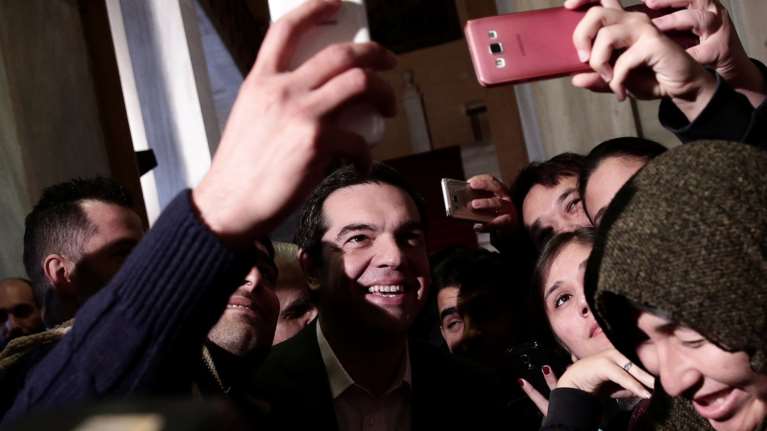 Oι selfies του Τσίπρα με τους πρόσφυγες στη Βουλή