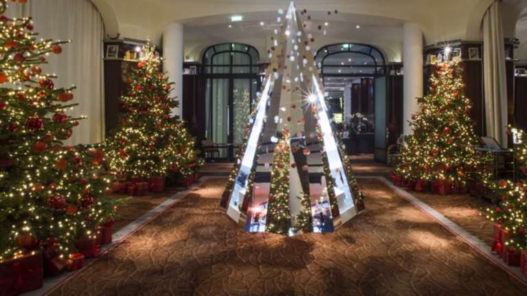 Μαγεία! Τα ωραιότερα χριστουγεννιάτικα δέντρα είναι στο Παρίσι