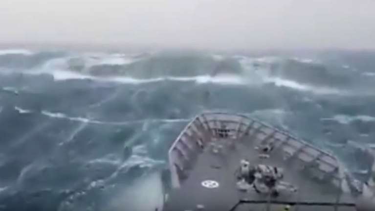 Oι 10 πιο επικές μάχες πλοίων με πελώρια υδάτινα «τέρατα»