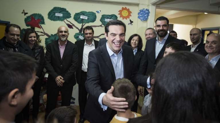 Ο Τσίπρας σε σχολείο της Καλαμάτας, δέχτηκε δώρα από μαθητές