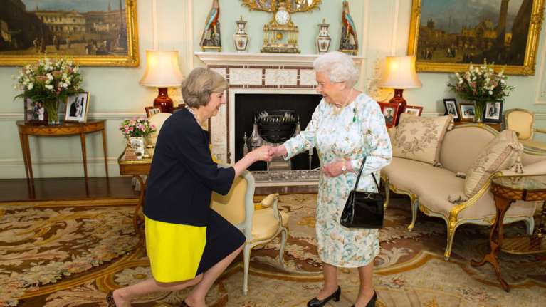 Η βασίλισσα Ελισάβετ έχει τρελά νεύρα με την πρωθυπουργό Μέι