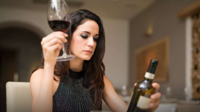 Θέλετε να ανάψετε τσιγάρο;Πιείτε πρώτα λίγο κόκκινο κρασί!