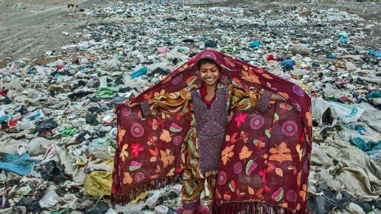Unicef: Ενα κορίτσι ανάμεσα στα σκουπίδια η φωτογραφία της χρονιάς 2016