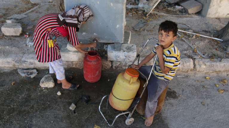 Ντίζελ στο νερό της Δαμασκού στη Συρία από τους αντάρτες