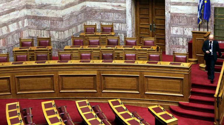Οι 50 βουλευτές που μιλούν με τη ...σιωπή τους στο Κοινοβούλιο