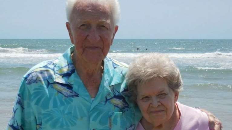 Πέθαναν δίπλα-δίπλα λίγο πριν τα Χριστούγεννα, μετά απο 64 χρόνια γάμου