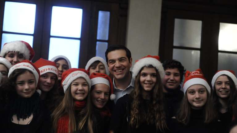 Kάλαντα στο Μαξίμου από το Μουσικό Σχολείο Αθηνών [ΕΙΚΟΝΕΣ]