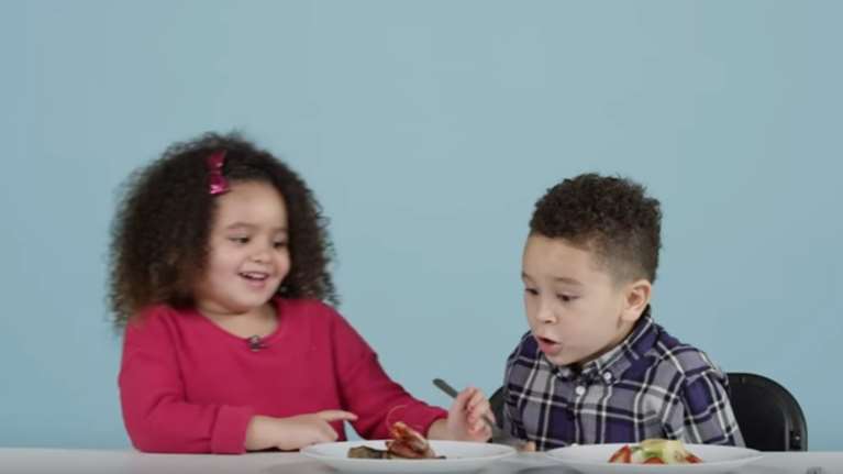 Παιδιά προσπαθούν να μαντέψουν τι τρώνε και από ποια χώρα