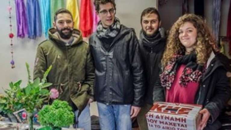 Νεολαίοι της ΚΝΕ έψαλαν τα δικά τους κάλαντα στα Χανιά