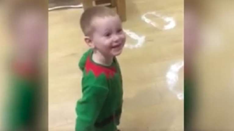 Πως αντιδρά ο μικρούλης όταν βλέπει τα πατήματα του Άη Βασίλη (ΒΙΝΤΕΟ)