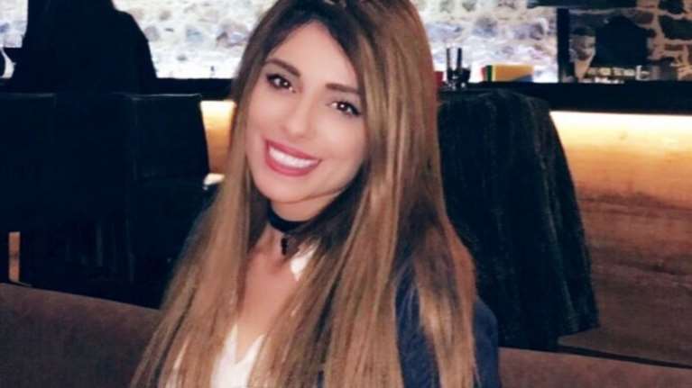 Mίνα Αρναούτη: Στέκεται στα πόδια της δίπλα στο χριστουγεννιάτικο δέντρο