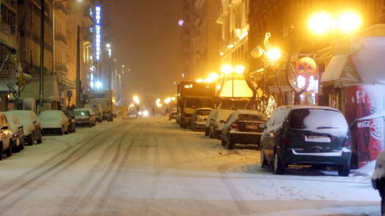 &quot;Λευκή νύχτα&quot; στην Αττική - Σε εξέλιξη η &quot;επιδρομή&quot; του χιονιά