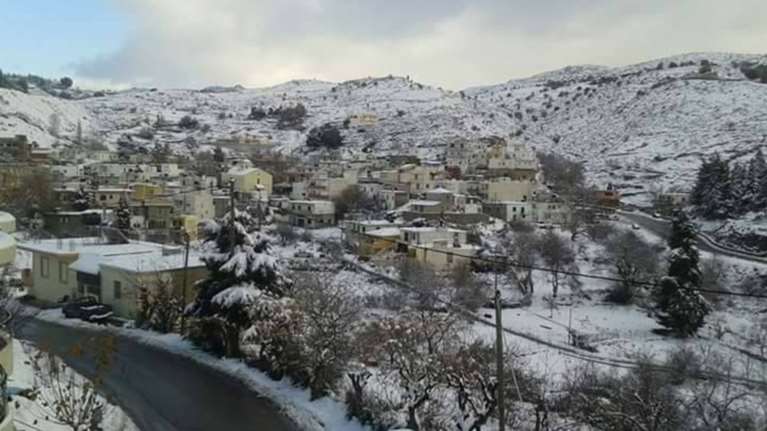 Χιονίζει στο Καστέλι Χανίων, κατολισθήσεις στην εθνική οδό Κισσάμου