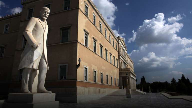 &quot;Αχαρτογράφητες&quot;  εξελίξεις το 2017-τα κόμματα ψάχνουν πυξίδα