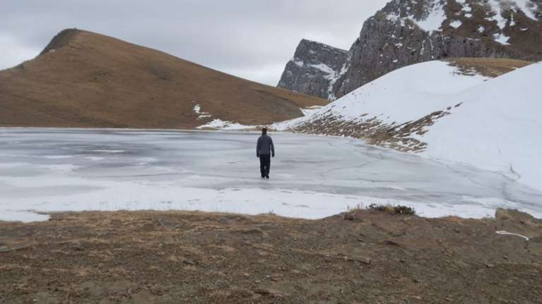 Άνδρας περπάτησε πάνω στην παγωμένη Δρακόλιμνη στην Ήπειρο- Μαγικές εικόνες