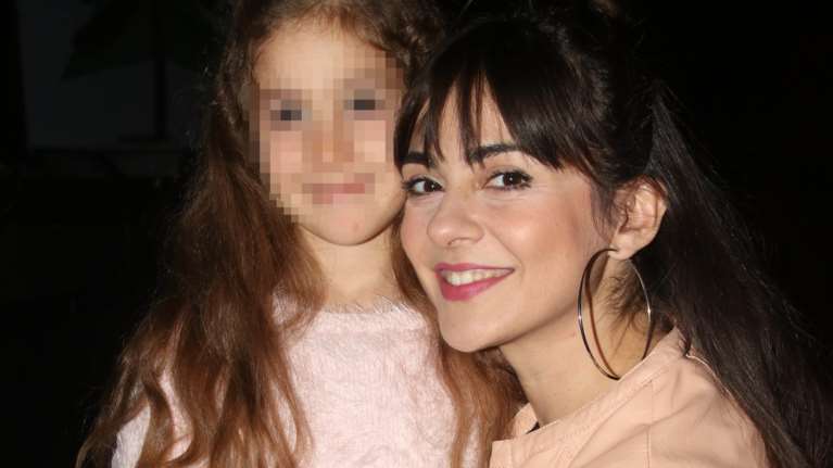 Αγγελική Δαλιάνη: Πήγε στο θέατρο με τη... δίδυμη κόρη της [Εικόνες]