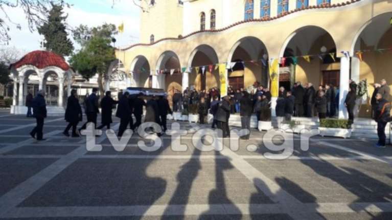 Συγγενείς &amp; φίλοι είπαν το τελευταίο αντίο στη Θώμη Κουμπούρα video