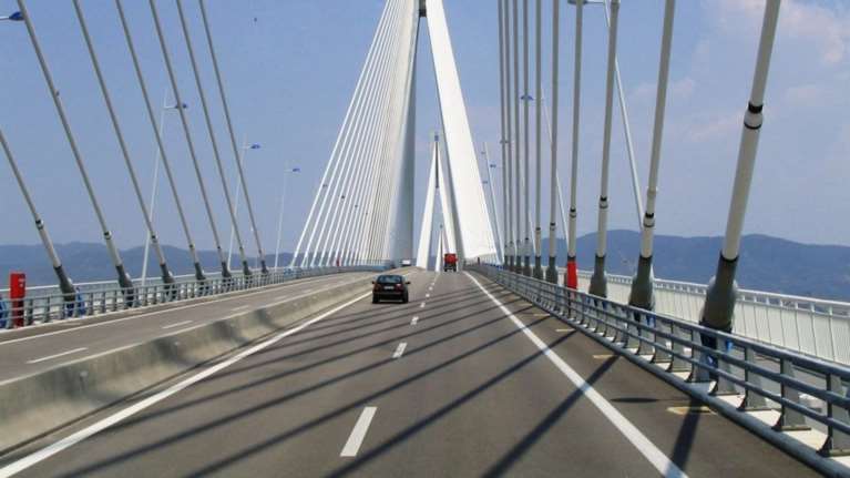 Άφησε το ΙΧ της στη γέφυρα Ρίου-Αντιρρίου &amp; πήδηξε στο κενό