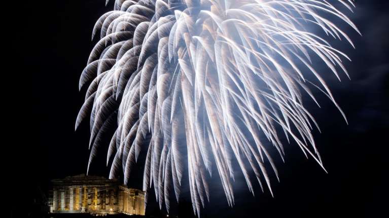 Αθήνα: Βραδυά Ανάστασης με βεγγαλικά ετοιμάζει ο Δήμος Αθηναίων- Θα τα απολαύσουμε από τα μπαλκόνια