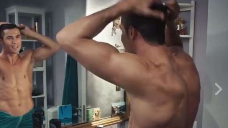 Ο Ρονάλντο σας εύχεται καλή χρονιά ημίγυμνος με μια πετσέτα [Βίντεο]