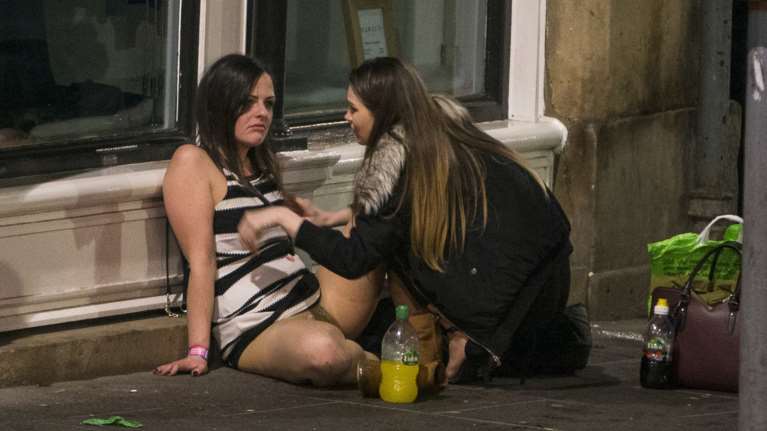 Τα πρωτοχρονιάτικα μεθύσια των Βρετανών: Μέχρι τελικής πτώσεως