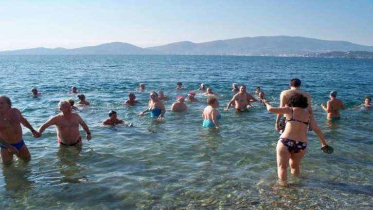 Βούτηξαν στα παγωμένα νερά του Παγασητικού &amp; έκοψαν βασιλόπιτα [ΕΙΚΟΝΕΣ]