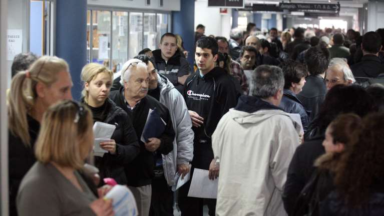 Λεηλασία του Δημοσίου στα εισοδήματα της μεσαίας τάξης με φόρους-εισφορές