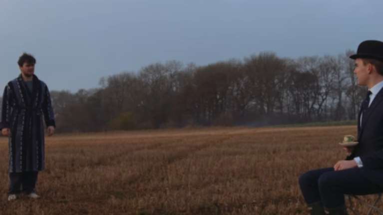 Ο άνδρας που κοιμόταν όλο το 2016-Απολαυστικό βίντεο με βρετανικό χιούμορ