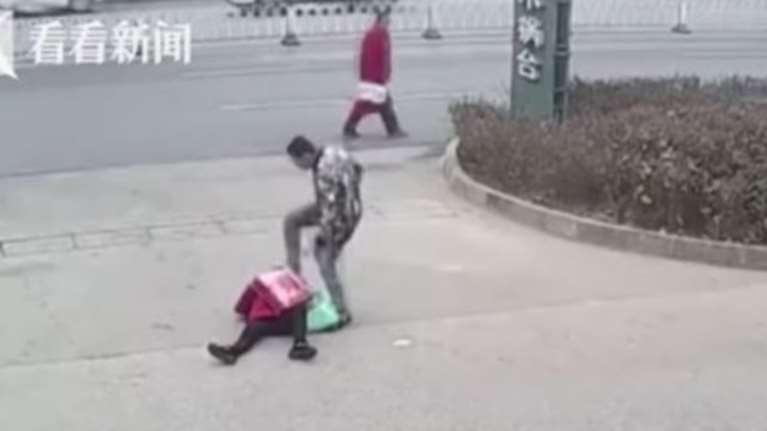 Νεαρός ξυλοκόπησε βάναυσα γυναίκα στη μέση του δρόμου (ΒΙΝΤΕΟ)