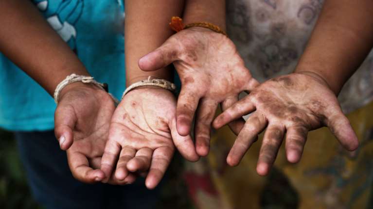 Ινδία: Σώθηκαν 200 παιδιά που δούλευαν καταναγκαστικά σε κεραμοποιία